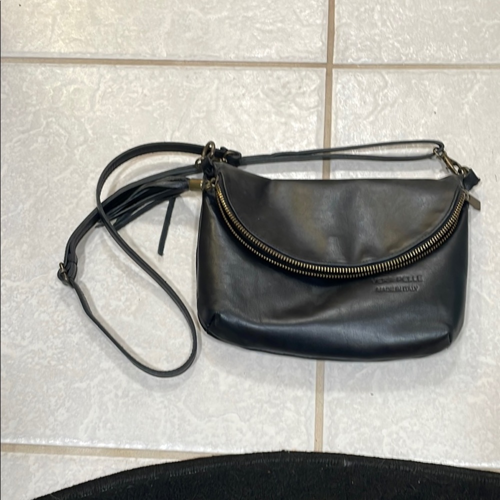 Vera Pelle Black Leather Crossbody Bag with Flap-Over Design